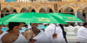 شؤون الحرمين توزع 4 آلاف مظلة على قاصدي المسجد الحرام