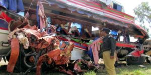 وفاة 23 شخصًا إثر سقوط حافلة في وادي شمال باكستان