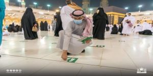 شؤون الحرمين تُعيد ملصقات التباعد الجسدي بالمسجد الحرام