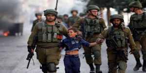 قوات الاحتلال الإسرائيلي تعتقل 18 فلسطينيًا وتجبر عائلة على هدم منزلها