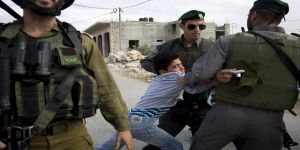 قوات الاحتلال الإسرائيلي تعتقل فلسطينيين من الخليل