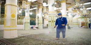 إدارة التطهير برئاسة المسجد النبوي تواصل أعمالها لتعقيم وتطهير المسجد النبوي ومرافقه