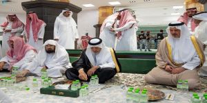 أمير مكة المكرمة يشارك رجال الأمن طعام الإفطار في المسجد الحرام