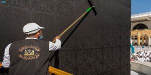 وكالة مجمع الملك عبدالعزبز لكسوة الكعبة المشرفة تقوم بأعمال صيانة وتنظيف كسوة الكعبة المشرفة