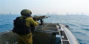 زوارق قوات الاحتلال تهاجم الصيادين الفلسطينيين شمال قطاع غزة