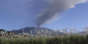 إغلاق أربعة مطارات في اندونيسيا بسبب ثوران بركاني