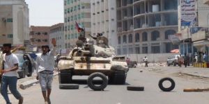المقاومة الشعبية باليمن تسيطر على مطار عدن وخور مكسر