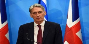 وزير الخارجية البريطاني يصل إلى طهران لاعادة فتح السفارة