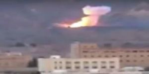 بالفيديو.. طائرات التحالف تقصف مخزن أسلحة في جبال صنعاء