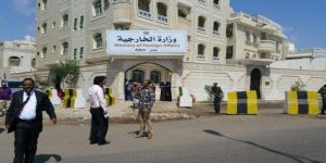 مجهولون يلقون قنبلة يدوية على فرع مبنى وزارة الخارجية في عدن