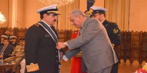 الرئيس الباكستاني يمنح قائد القوات البحرية الملكية السعودية وسام "نيشان الامتياز العسكري"