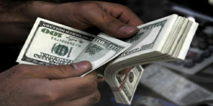 الدولار يرتفع بعد اتخاذ الصين إجراءات "لتهدئة مخاوف المستثمرين"