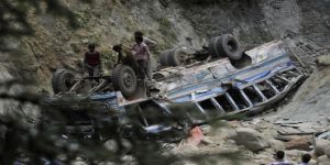 مقتل 41 شخصاً إثر سقوط حافلة من جسر في الهند