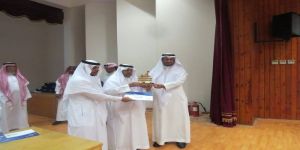 مدير تعليم جدة يمنح مدرسة "الرياض الإبتدائية" جائزة المدرسة المميزة بجدة