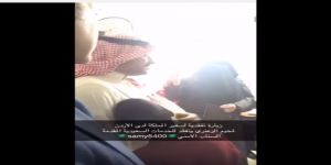 فيديو مؤثر لطفل سوري يتعلق بثوب سمو السفير السعودي بالاردن طوال فترة تجول سموه في مخيم الزعتري