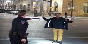 محتجون يرشقون الشرطة الأمريكية بالحجارة في ولاية يوتا