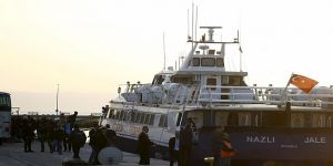 أول سفينة تقل مهاجرين مرحلين من اليونان تصل إلى تركيا