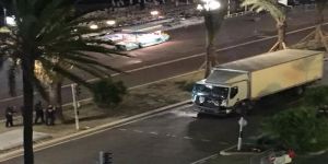 مقتل وإصابة العشرات في حادث دهس جنوب فرنسا.. والشرطة تقتل سائق الشاحنة
