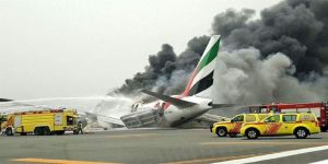 بالفيديو والصور.. اندلاع حريق في طائرة إماراتية يغلق مطار دبي مؤقتا