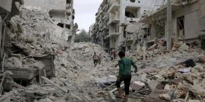 غارات النظام وروسيا تقتل نحو 90 مدنياً في حلب