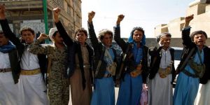 عناصر ميليشيات الحوثي يتظاهرون بعد خصم نصف رواتبهم