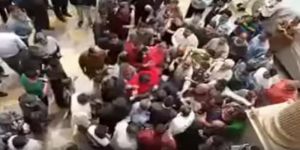 بالفيديو.. اعتداء مواطنين بالضرب على مدير أمن بمصر عقب تفجير الكنيسة