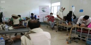 بالصور.. وصول الشحنات الدوائية لعلاج وباء الكوليرا المقدمة من المملكة إلى اليمن