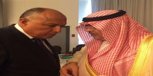 الخارجية المصرية تكشف سر صورة تجمع وزيرها شكري ومسؤولا بالخارجية السعودية