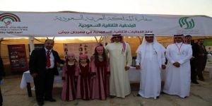 فتيات جرشيات يرتدين الزي التراثي الجرشي يستقبلن سمو سفير المملكة بالورود في مهرجان جرش