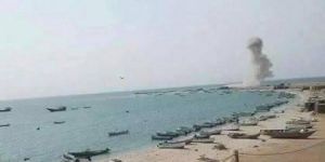 بقارب مفخخ بالمتفجرات.. ميليشيات الحوثي تستهدف ميناء المخا والتحالف يتعقب المنفذين