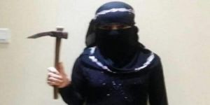 فتاة يمنية تتصدى لانتهاكات قيادى حوثي لمنطقتها وتشج رأسه بضربة فأس