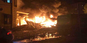 انفجار سيارة مفخخة أمام وزارة المالية اليمنية بعدن