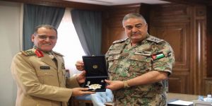 تقليد الملحق العسكري السعودي وسام الاستحقاق العسكري الأردني