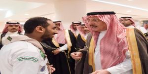 أمير منطقة جازان يقلد القائد الكشفي وائل خواجي الشارة الدولية