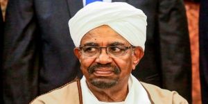 عمر البشير: مثول الرئيس السوداني السابق أمام المحكمة لاتهامه بالفساد