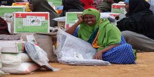 مركز الملك سلمان للإغاثة يواصل توزيع السلال الغذائية لمتضرري الفيضانات في محافظة بلدوين بالصومال