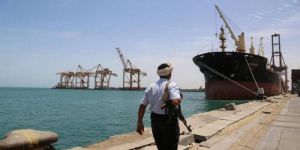 الحكومة اليمنية تحذر من استمرار مليشيا الحوثي الإرهابية في منع فريق أممي من الوصول إلى سفينة صافر النفطية