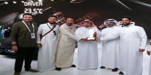تكريم بن عفي مدير تسويق كيا الجبر في معرض جدة الدولي للسيارات