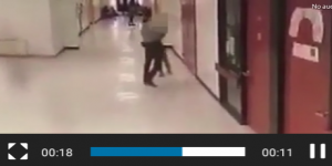 شرطي أمريكي يرفع طالب في الهواء ويطرحه على الأرض داخل مدرستة