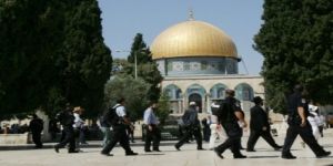 عشرات المستوطنين اليهود يقتحمون الأقصى واعتقال أحد حراس المسجد