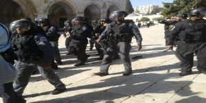 شرطة الاحتلال تهاجم المصلين بالمسجد الأقصى