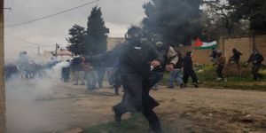 الإحتلال يصيب عشرات الفلسطينيين باختناق في مسيرة كفر قدوم الأسبوعية