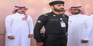 الأمير تركي بن طلال يُكرّم رجل أمن من الدوريات الأمنية بعسير