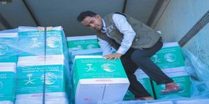 مركز الملك سلمان للإغاثة يدشن توزيع المساعدات الغذائية للمتضررين من الإجراءات الاحترازية للوقاية من وباء كورونا في المكلا