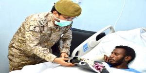 مدير مستشفى القوات المسلحة بالجنوب يعايد المصابين