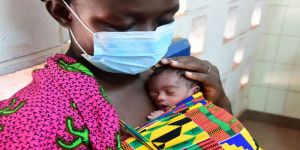 منظمة الصحة تدعو لتوفير الرعاية للأمهات والأطفال في ظل ضغوط كورونا