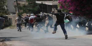 جيش الإحتلال يصيب 4 فلسطينيين بالرصاص والعشرات بالاختناق في مسيرة كفر قدوم