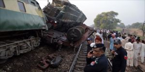مقتل أكثر من 20 شخصاً وإصابة العشرات في تصادم قطار بحافلة ركاب في باكستان