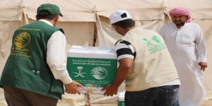 توزيع أكثر من 44 طنًا من السلال الغذائية على النازحين إلى محافظة مأرب