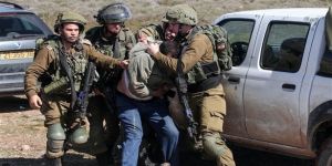 قوات الاحتلال تعتقل فلسطينيين من محافظة الخليل